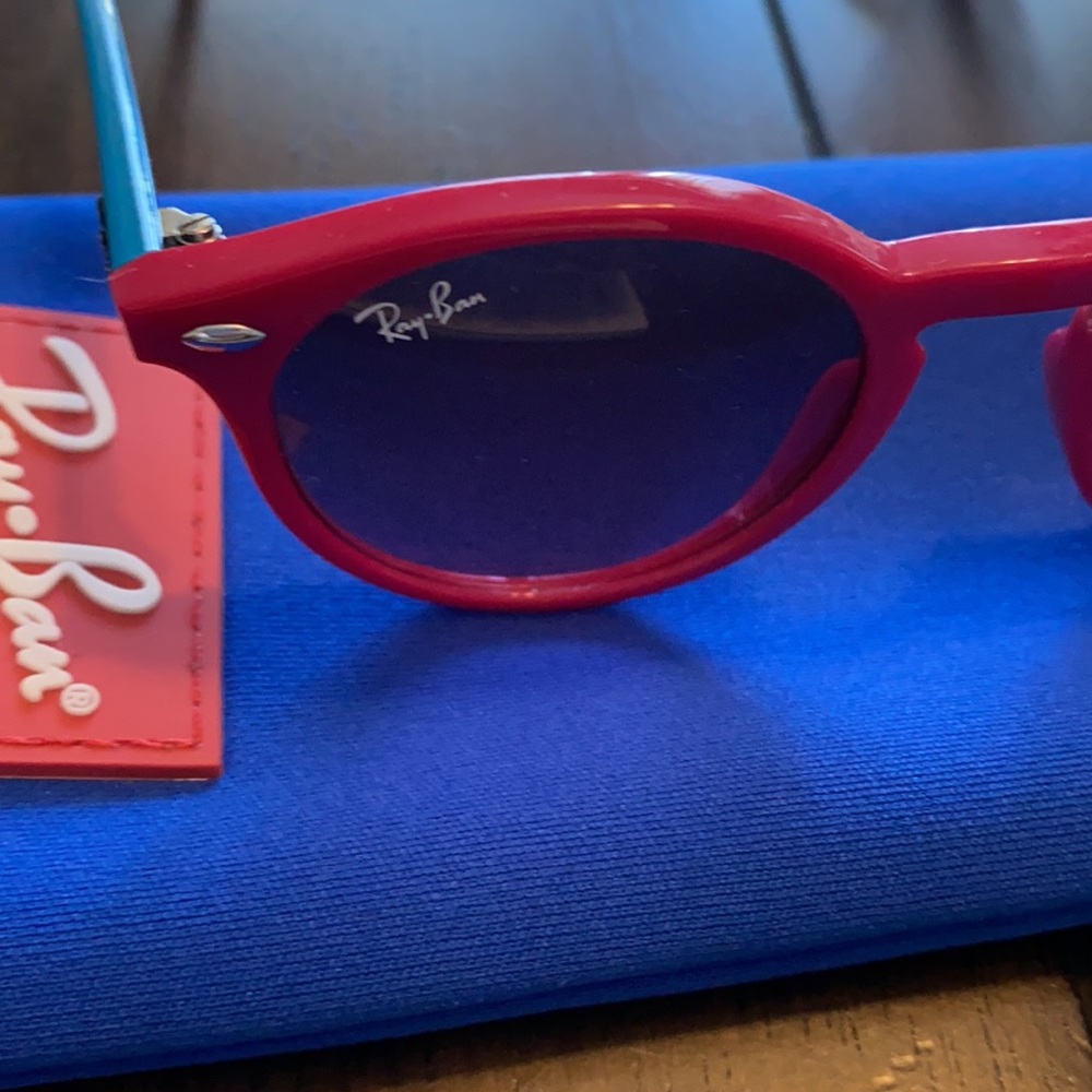New Children’s Red and Blue Ray-Ban Sunglasses - Picture 3 of 6